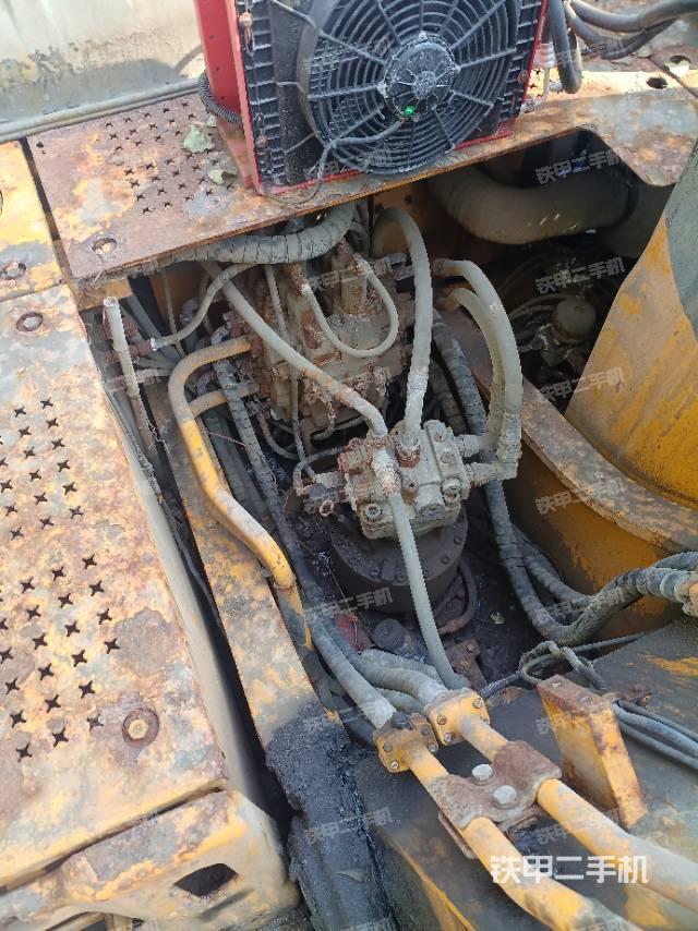 駕駛室頂部(整機(jī)外觀) 駕駛室頂部(整機(jī)外觀)