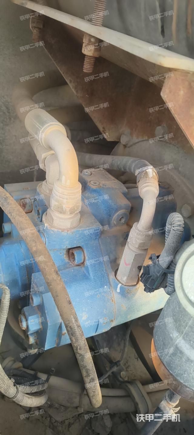 液壓泵艙室正面整體(整機外觀) 液壓泵艙室正面整體(整機外觀)