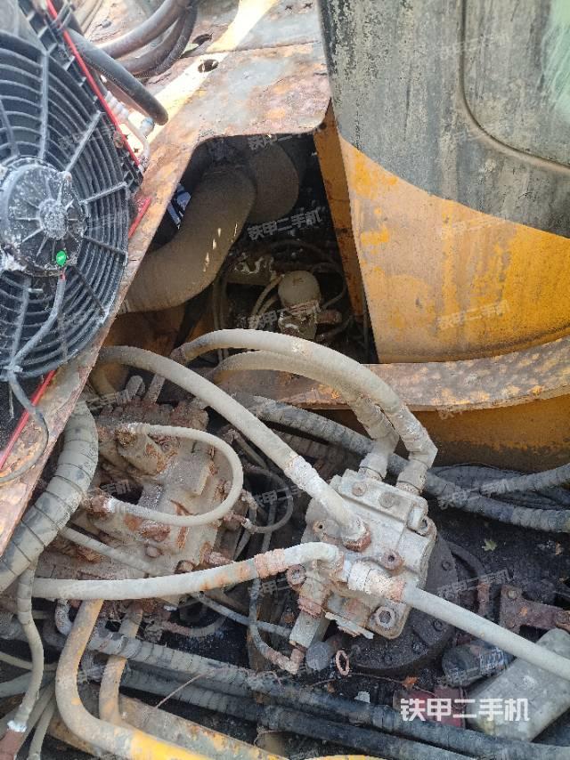 液壓泵艙室正面整體(整機(jī)外觀) 液壓泵艙室正面整體(整機(jī)外觀)