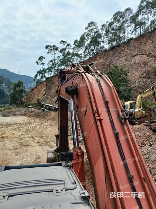驾驶室顶部(整机外观) 驾驶室顶部(整机外观)