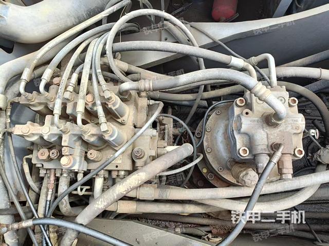 回转马达和主控阀(整机外观) 回转马达和主控阀(整机外观)