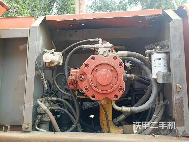 液压泵舱室正面整体(整机外观) 液压泵舱室正面整体(整机外观)