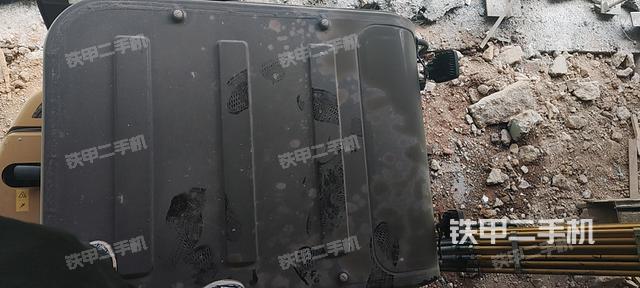 驾驶室顶部(整机外观) 驾驶室顶部(整机外观)