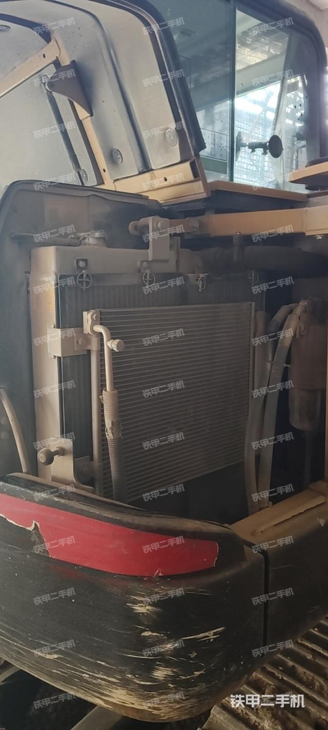 回转马达和主控阀(整机外观) 回转马达和主控阀(整机外观)