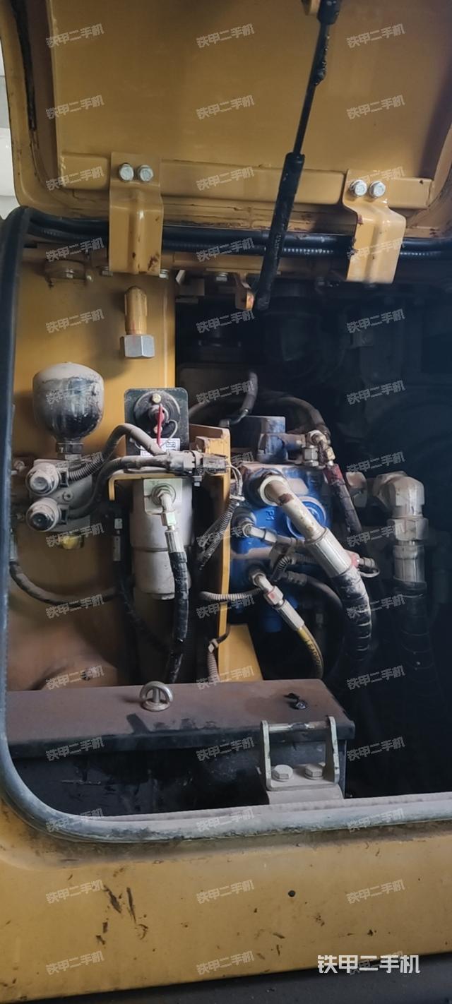 液压泵舱室正面整体(整机外观) 液压泵舱室正面整体(整机外观)