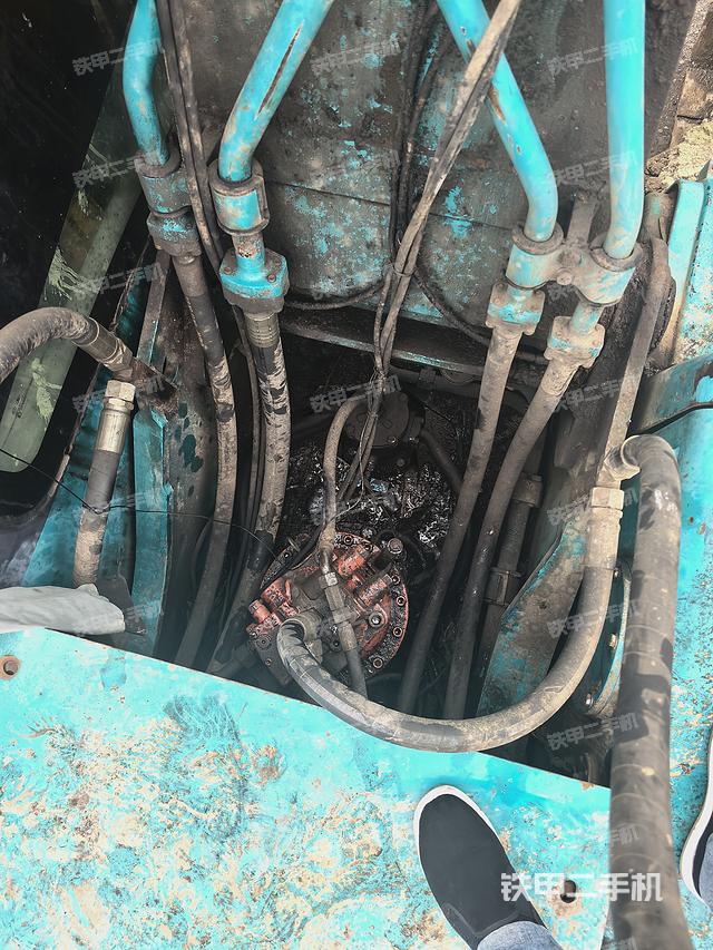 回转马达和主控阀（整机外观）