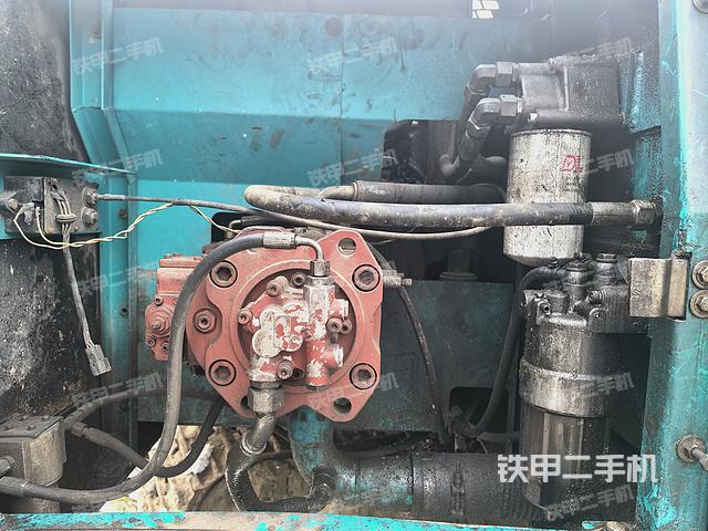 液压泵舱室正面整体（整机外观）