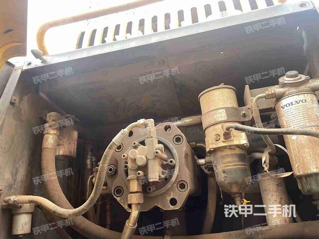 液压泵舱室正面整体（整机外观）