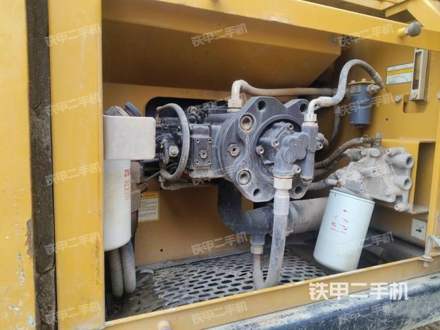 液压泵舱室正面整体（整机外观）