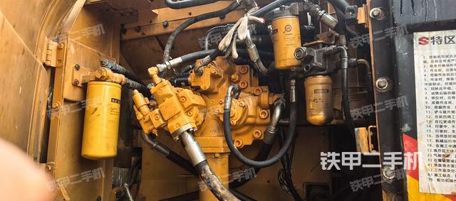 液压泵舱室正面整体（整机外观）