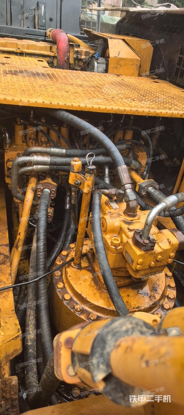 回转马达和主控阀（整机外观）