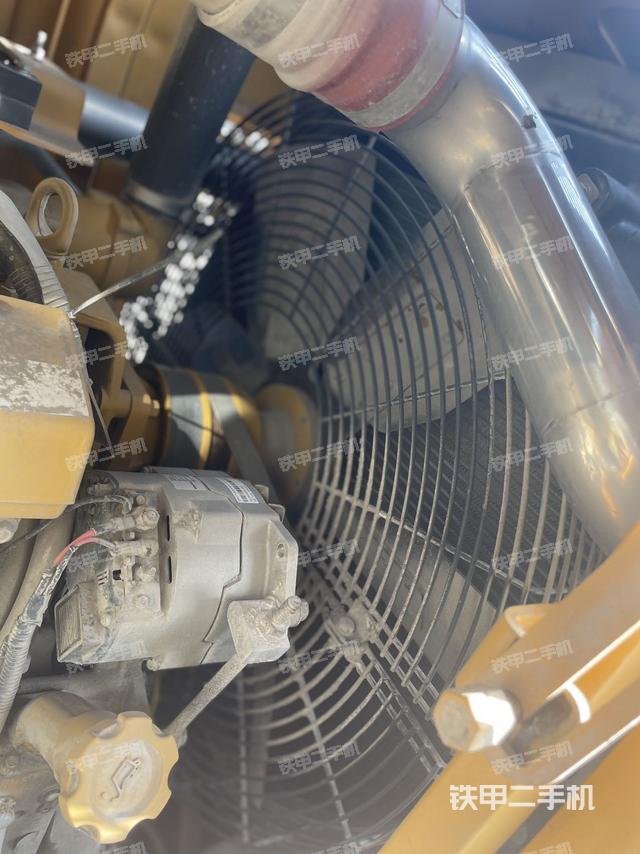 發(fā)動機(jī)右側(cè)（整機(jī)外觀及大件）