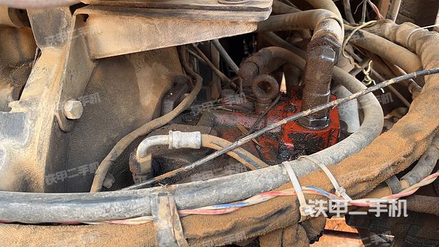 液压泵舱室正面整体（整机外观）