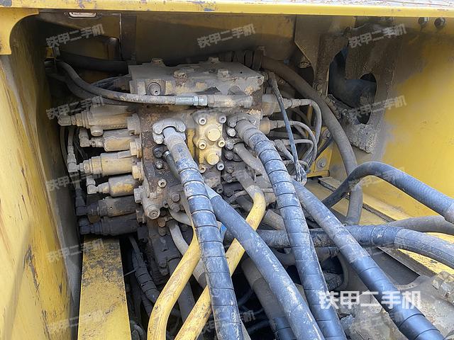 回轉(zhuǎn)馬達(dá)和主控閥（整機(jī)外觀）