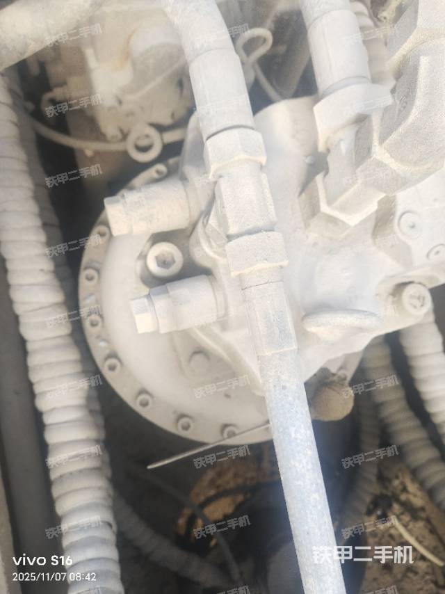 回转马达和主控阀（整机外观）