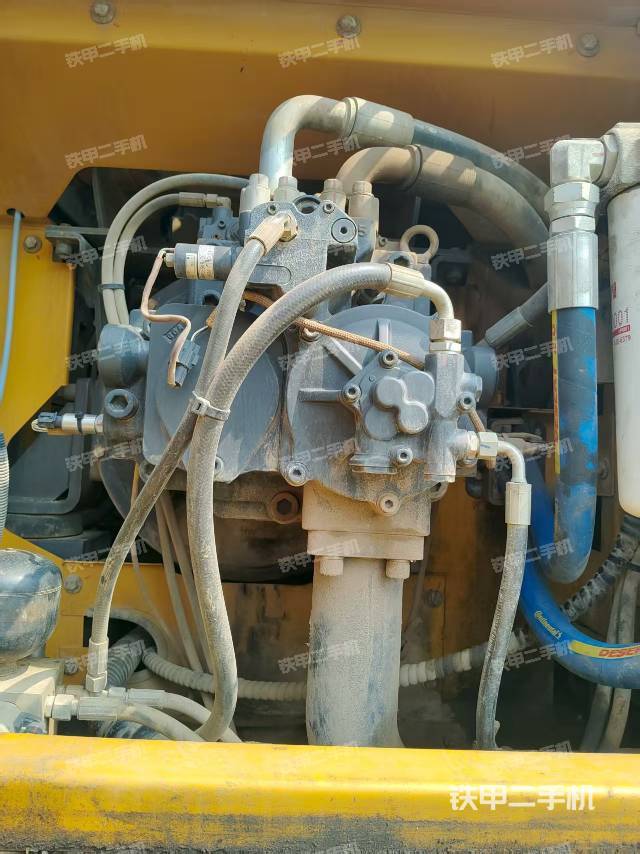 液压泵舱室正面整体（整机外观）