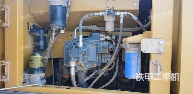 液压泵舱室正面整体（整机外观）