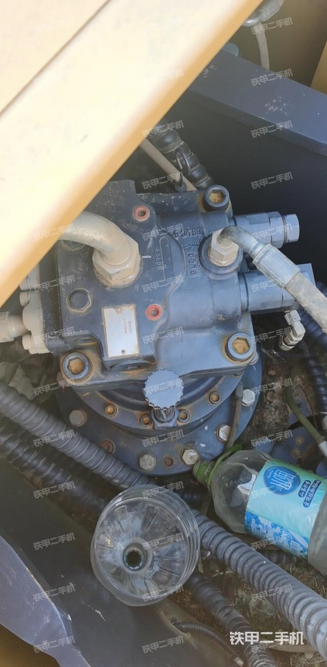 回转马达和主控阀（整机外观）