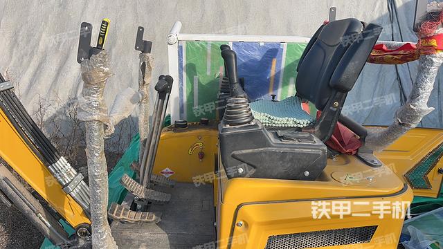 駕駛室頂部（整機外觀）