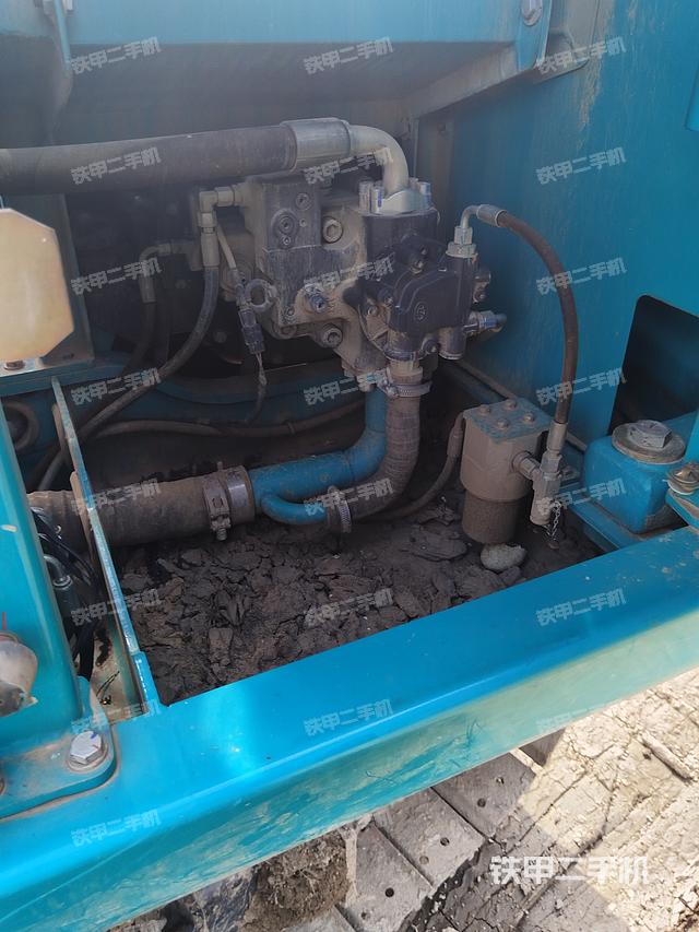 液压泵舱室正面整体（整机外观）