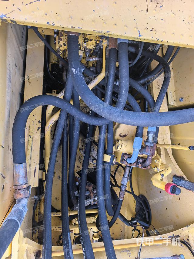 回转马达和主控阀（整机外观）