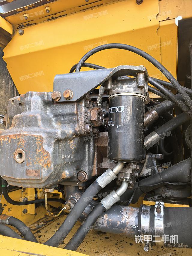 液压泵舱室正面整体（整机外观）