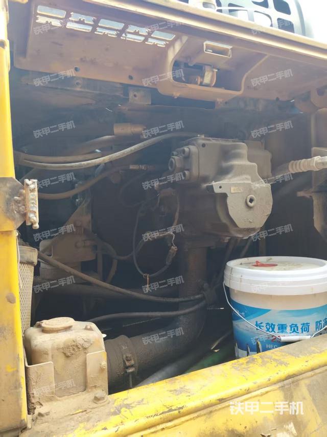 液压泵舱室正面整体（整机外观）