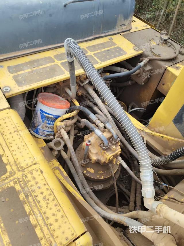 回转马达和主控阀（整机外观）