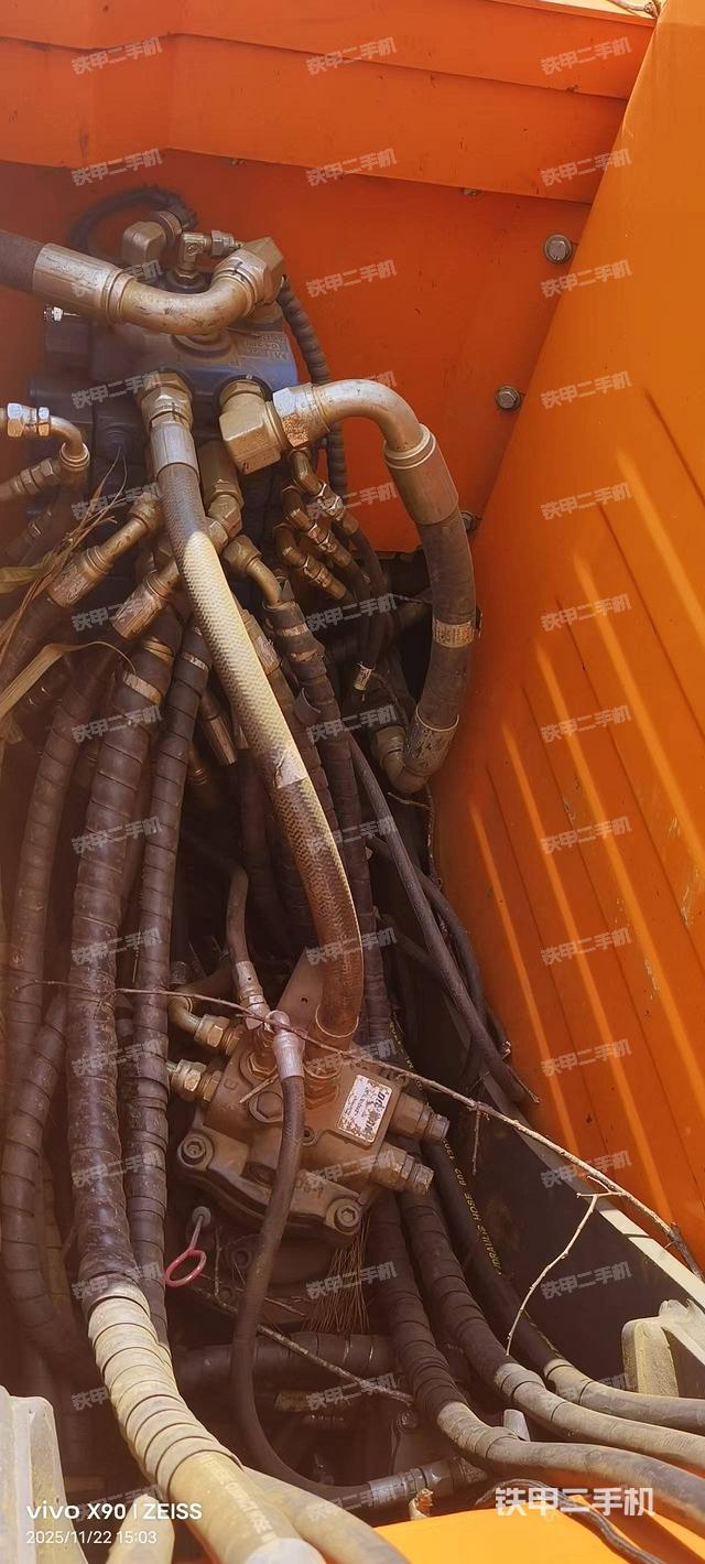 液壓泵艙室正面整體（整機外觀）