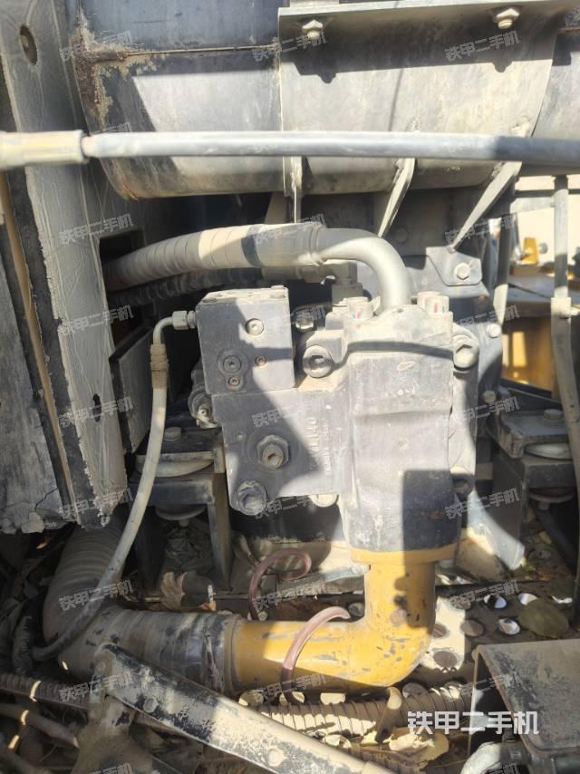 液压泵舱室正面整体（整机外观）