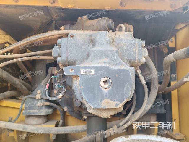 液压泵舱室正面整体（整机外观）