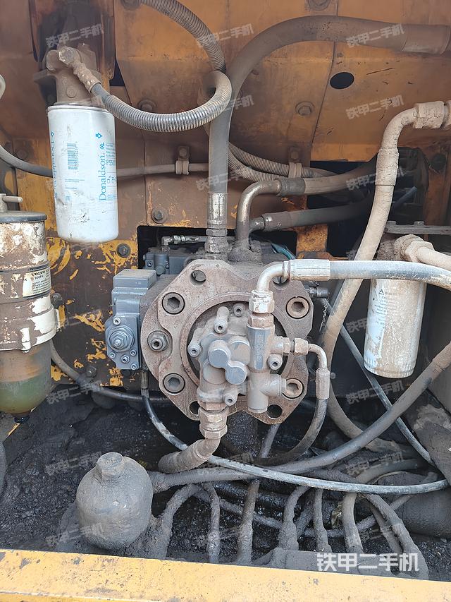 液压泵舱室正面整体（整机外观）