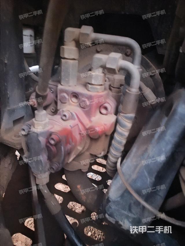 液压泵舱室正面整体（整机外观）