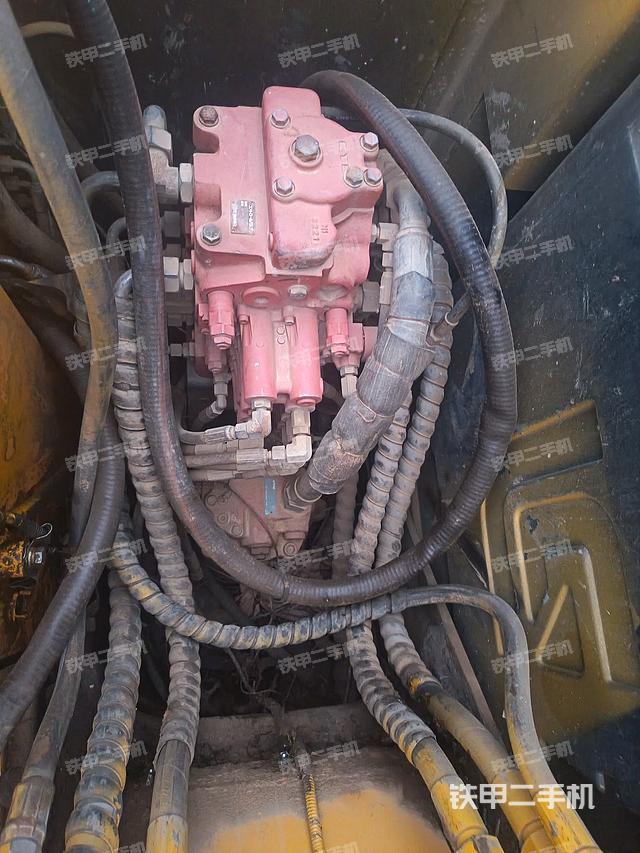 回转马达和主控阀（整机外观）