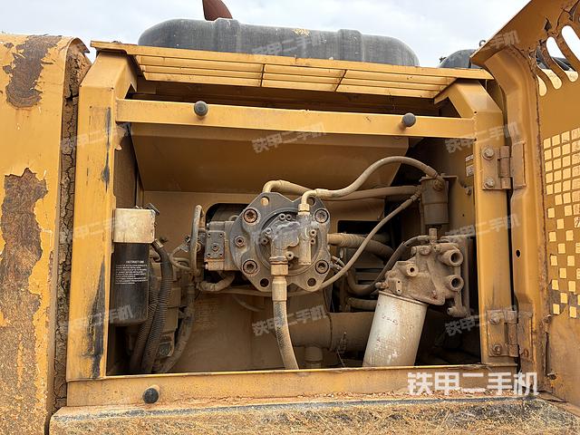 液壓泵艙室正面整體（整機(jī)外觀）