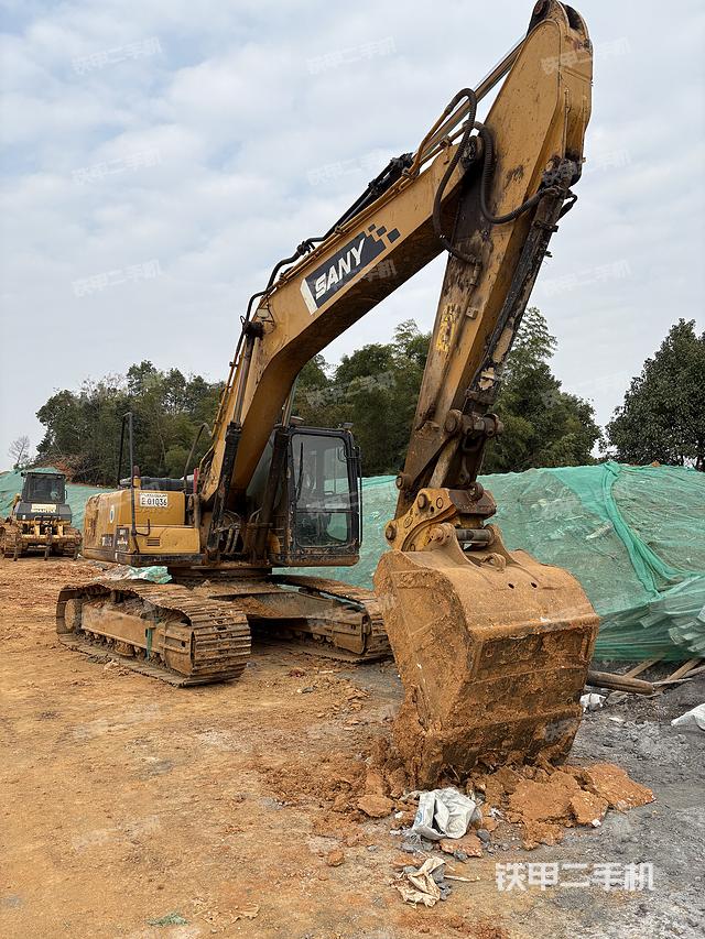 三一重工SY215C挖掘機(jī)