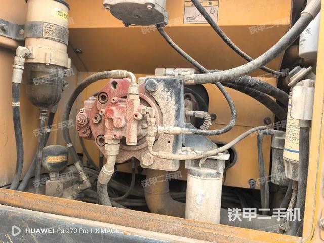 液压泵舱室正面整体（整机外观）