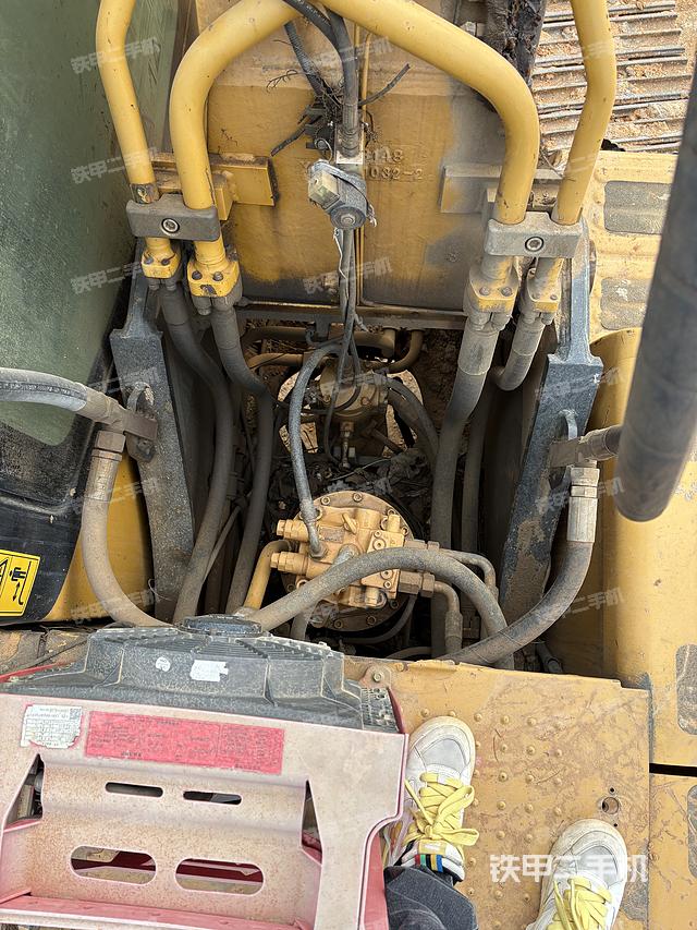 回轉(zhuǎn)馬達(dá)和主控閥（整機(jī)外觀）