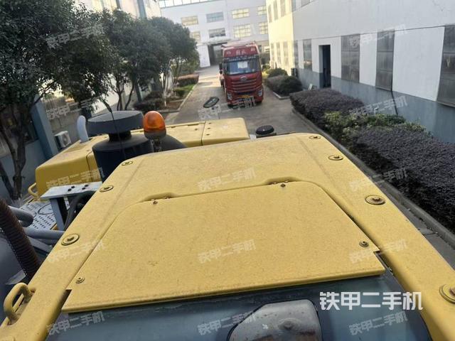 駕駛室頂部（整機外觀）