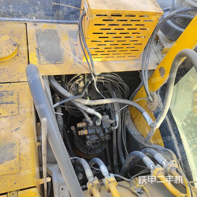 回轉(zhuǎn)馬達(dá)和主控閥（整機(jī)外觀）