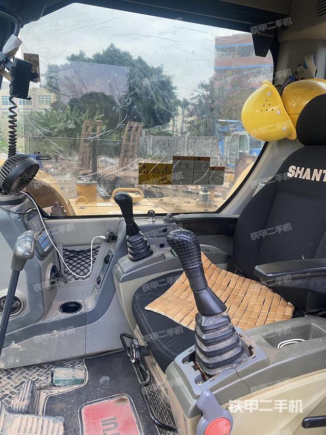 駕駛室整體（整機(jī)外觀(guān)）