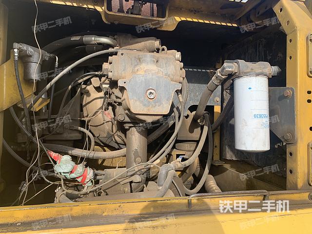 液压泵舱室正面整体（整机外观）