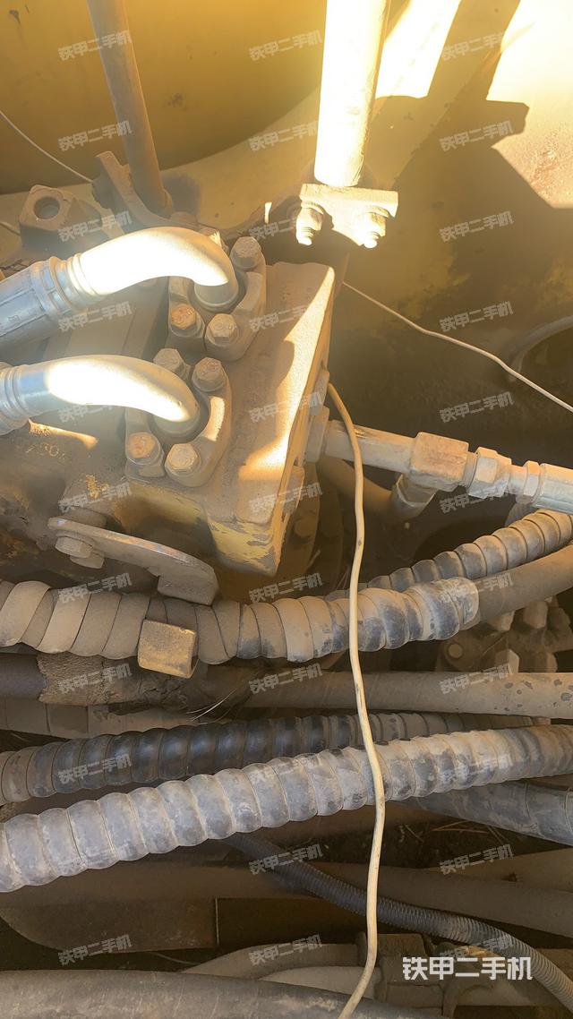 回转马达和主控阀（整机外观）