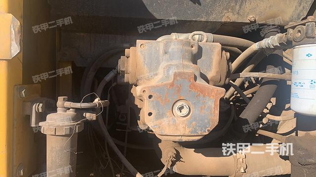 液压泵舱室正面整体（整机外观）