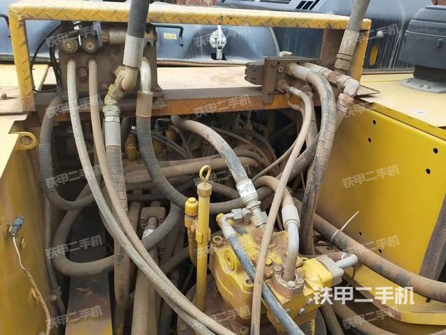 回轉(zhuǎn)馬達(dá)和主控閥（整機(jī)外觀）