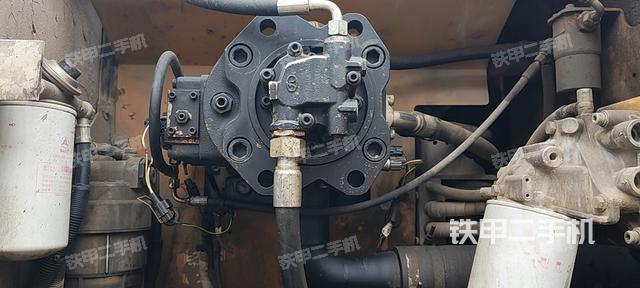 液压泵舱室正面整体（整机外观）