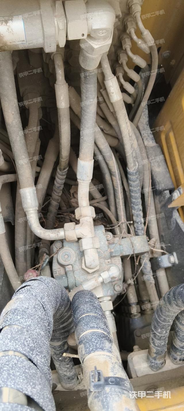 回转马达和主控阀（整机外观）