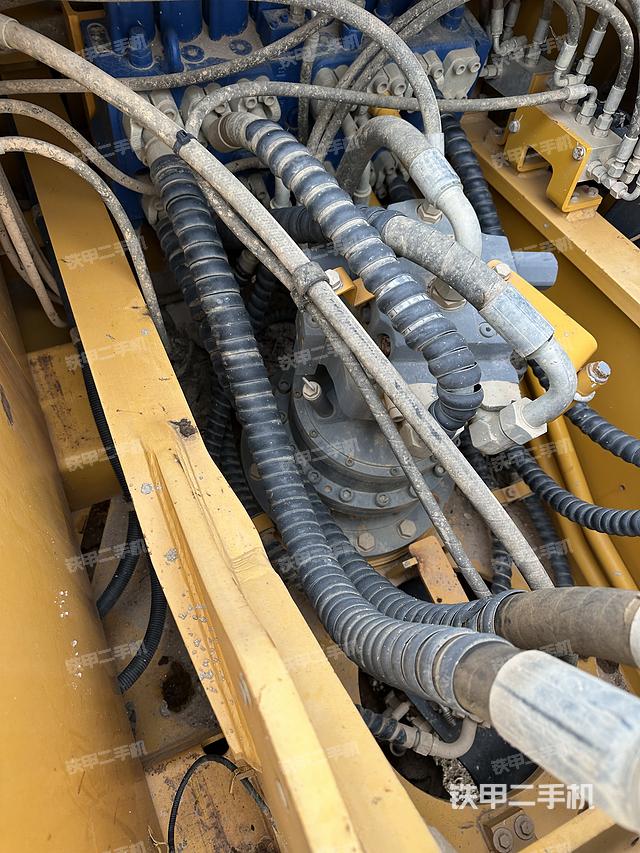 回转马达和主控阀（整机外观）