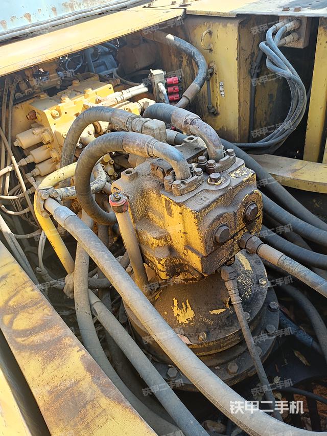 回转马达和主控阀（整机外观）