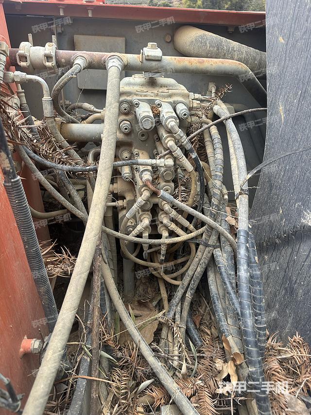 回转马达和主控阀（整机外观）